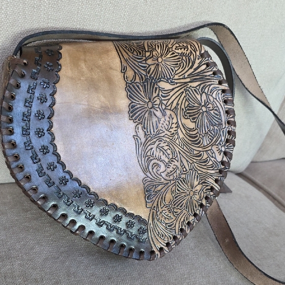 Artisan Heart-Shaped Crossbody Bag with Floral and Bird Design - Picture 6 of 8